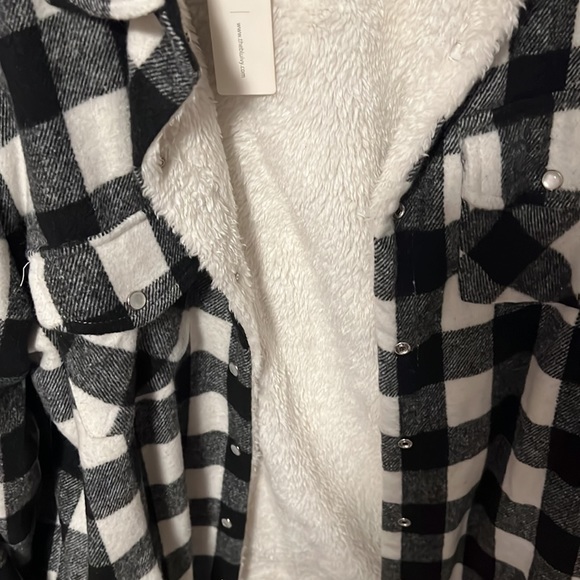 Blu Ivy white and plaid shacket, furry inside, size medium, with pockets - Picture 4 of 5